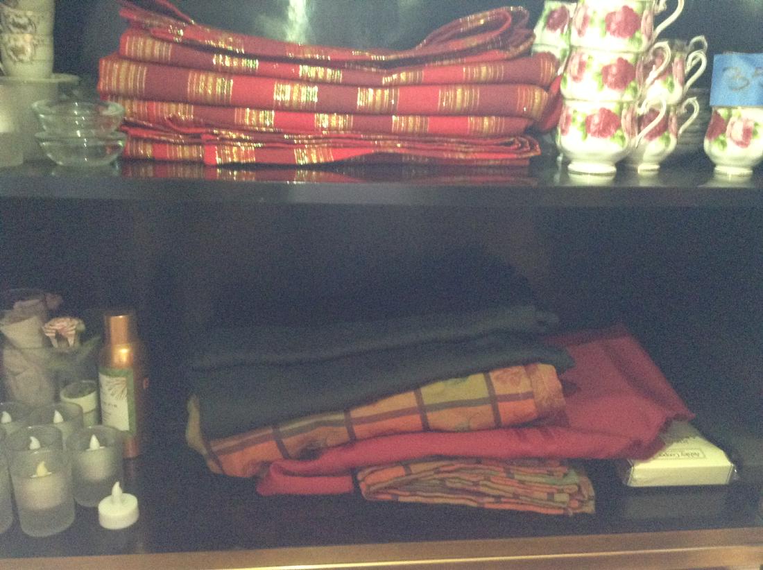 Lot of Table Clothes & Napkins - Linens (1 of 1)