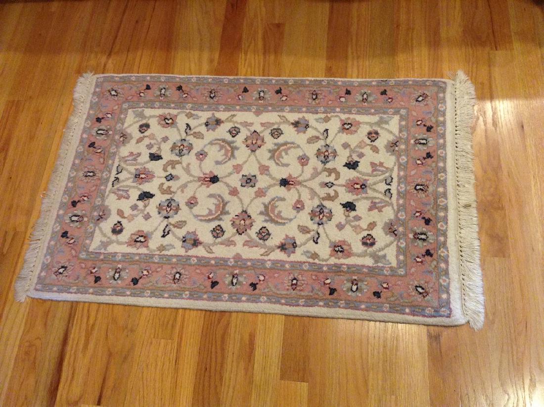 Throw rug 40" x 24": Throw rug 40" x 24"