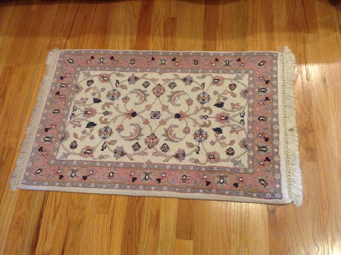 Throw rug 40" x 24": Throw rug 40" x 24"