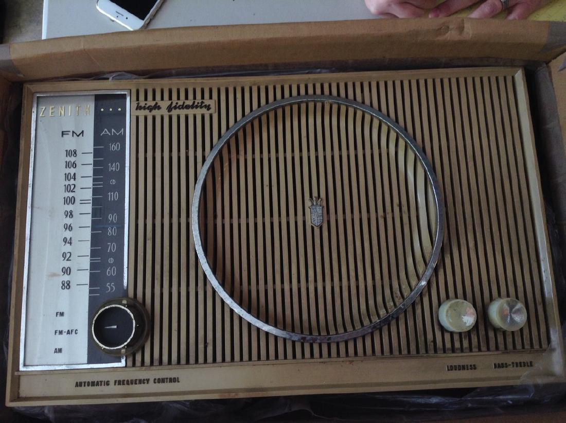Zenith High Fidelity AM/FM Radio (1 of 1)