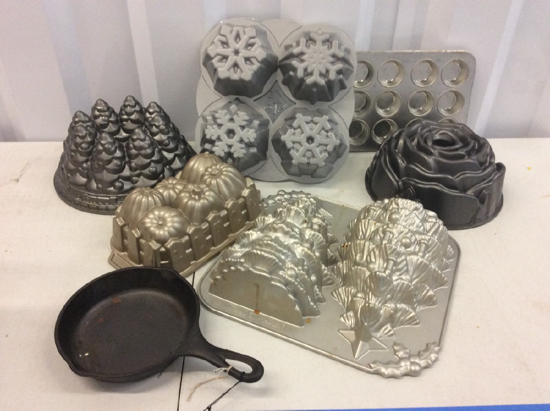 Lot of 7 baking/bunting, cake pans: Lot of 7 baking/bunting, cake pans