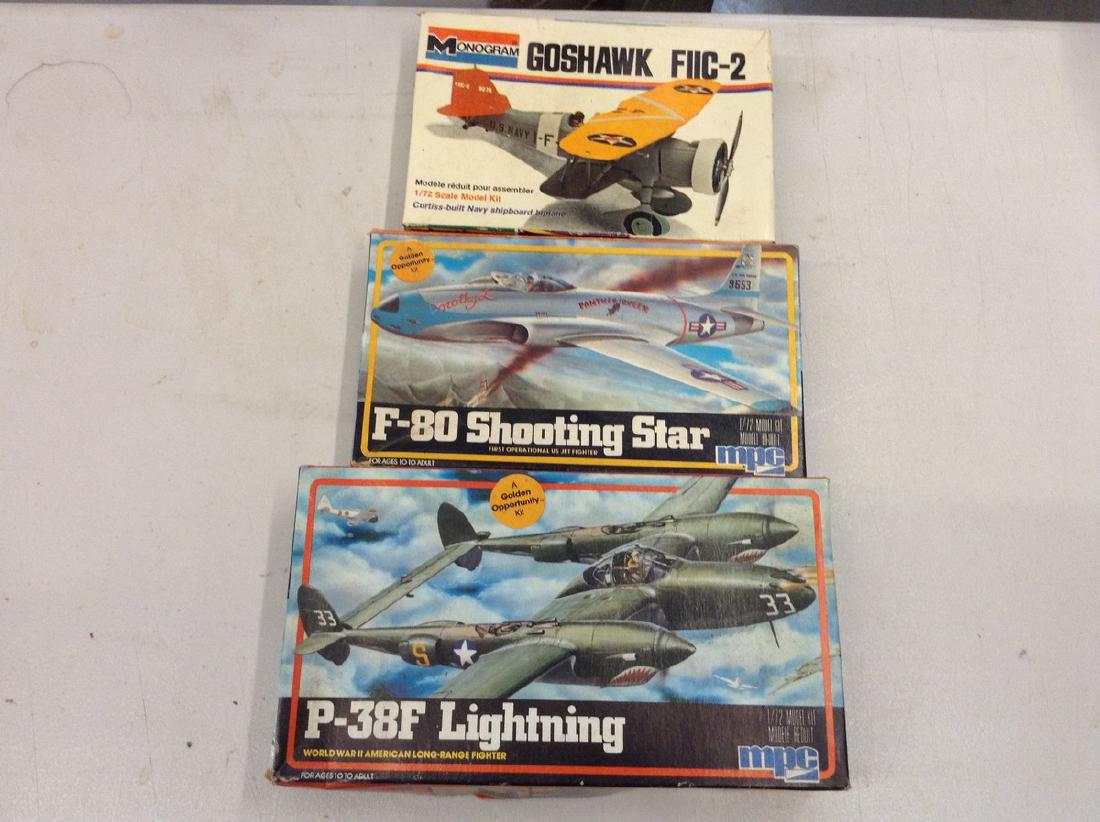 lot of 3 airplane models unbuilt: lot of 3 airplane models unbuilt