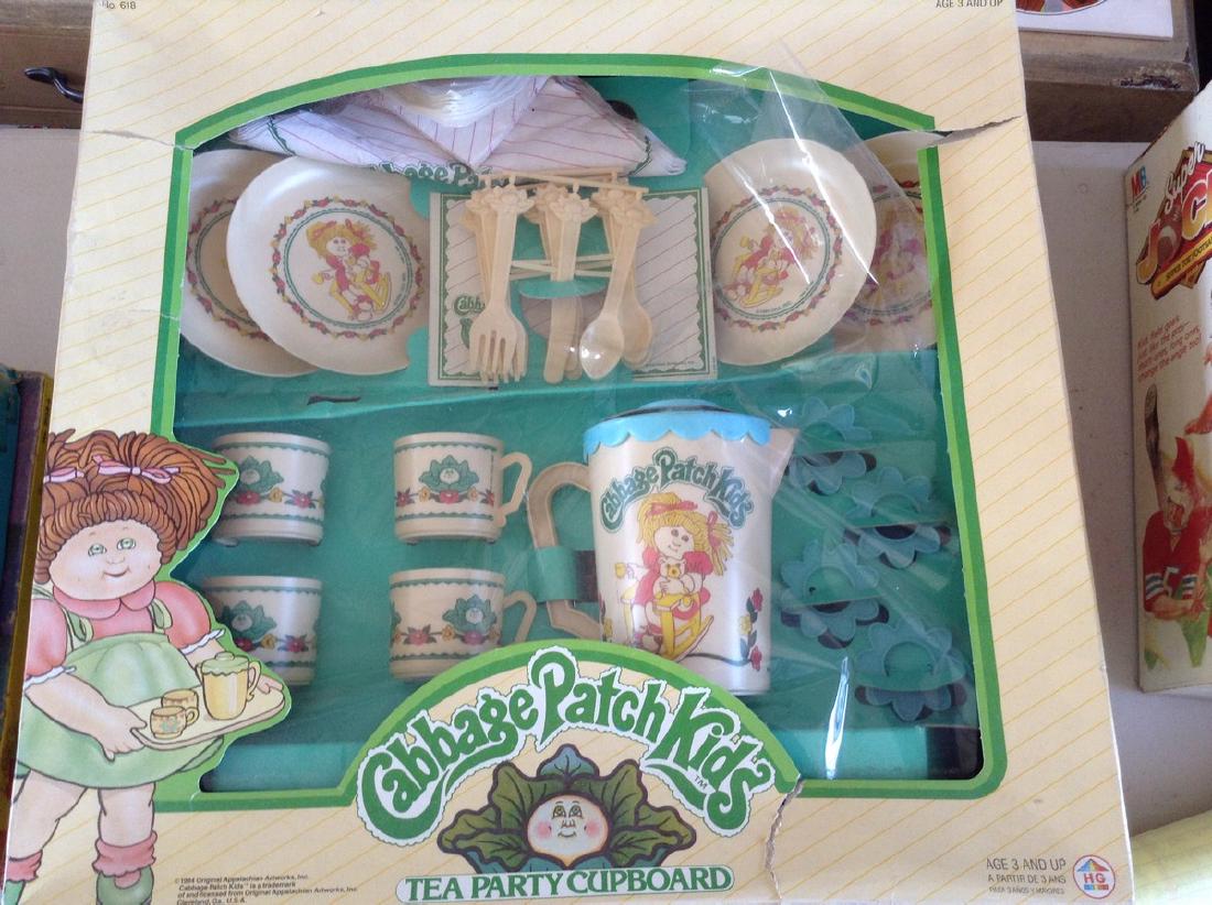 1984 Original Cabbage Patch Kids Tea Party Cupboard: 1984 Original Cabbage Patch Kids Tea Party Cupboard