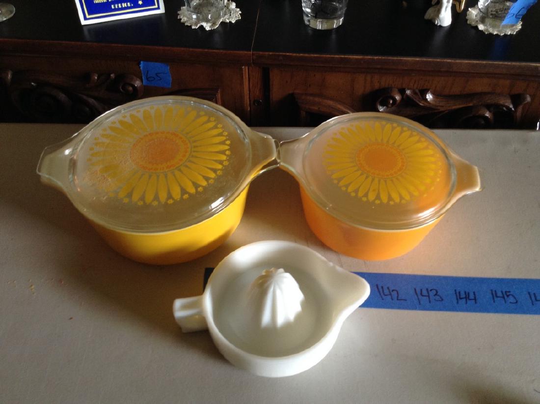 sunflower Pyrex and vintage juicer: sunflower Pyrex and vintage juicer