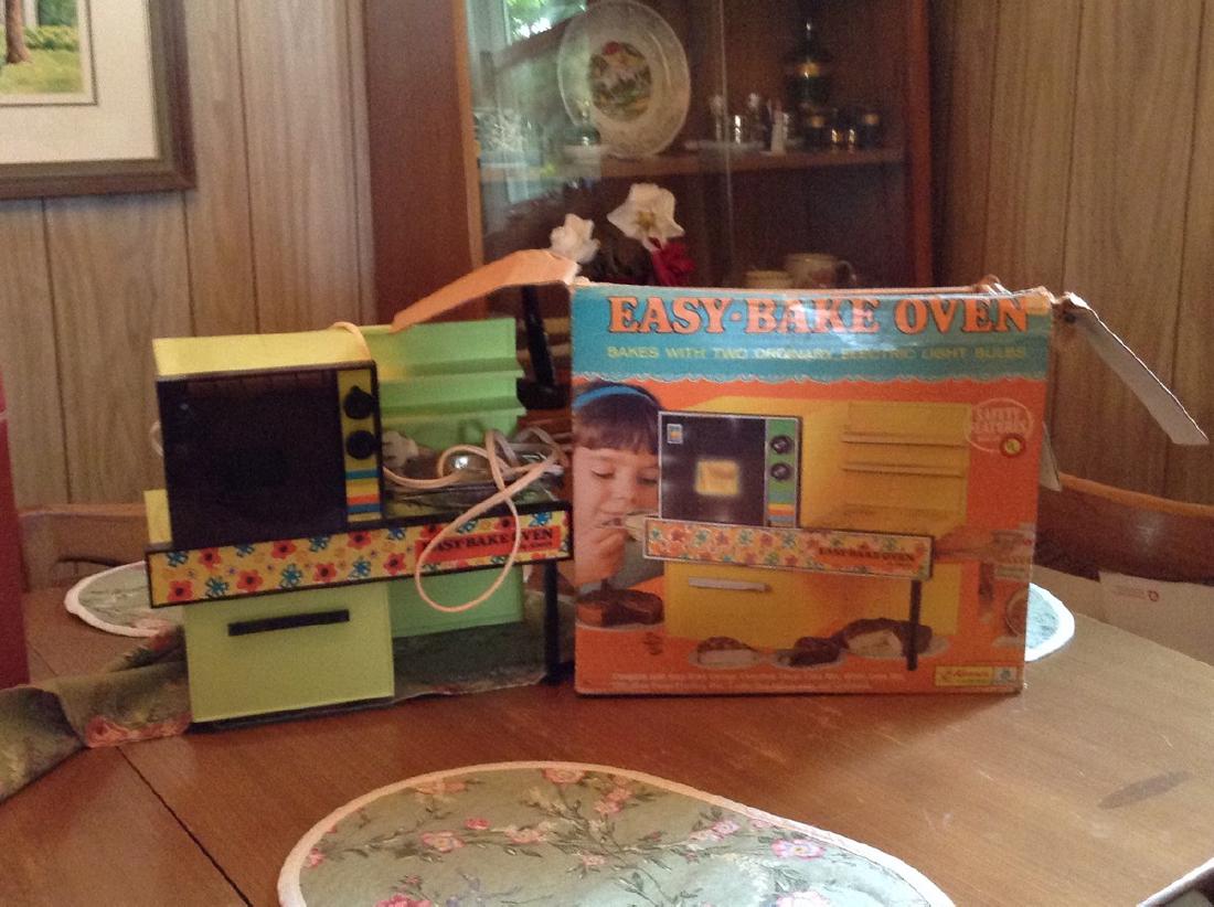 vintage 1960's lime green easy bake oven: vintage 1960's lime green easy bake oven