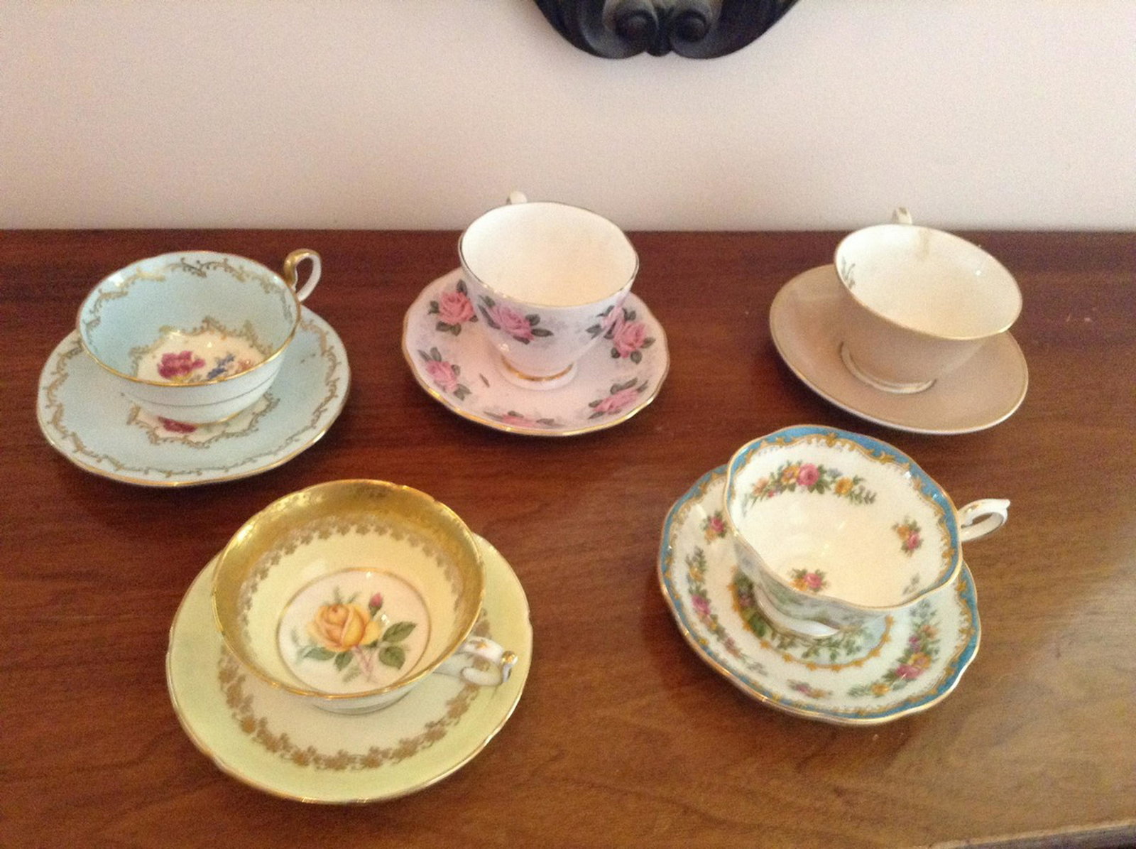 lot of 5 vintage tea cups and saucers Colclough,: lot of 5 vintage tea cups and saucers Colclough, Ainsley, Royal Worcester, Paragon, and Royal Albert some made in England no chips or cracks