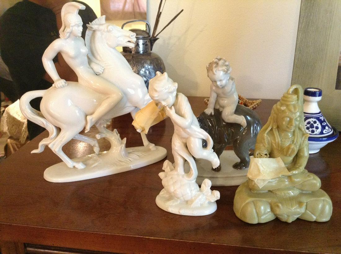 Bolivarian Statues; 3 have damage: No damage Trojan horse
