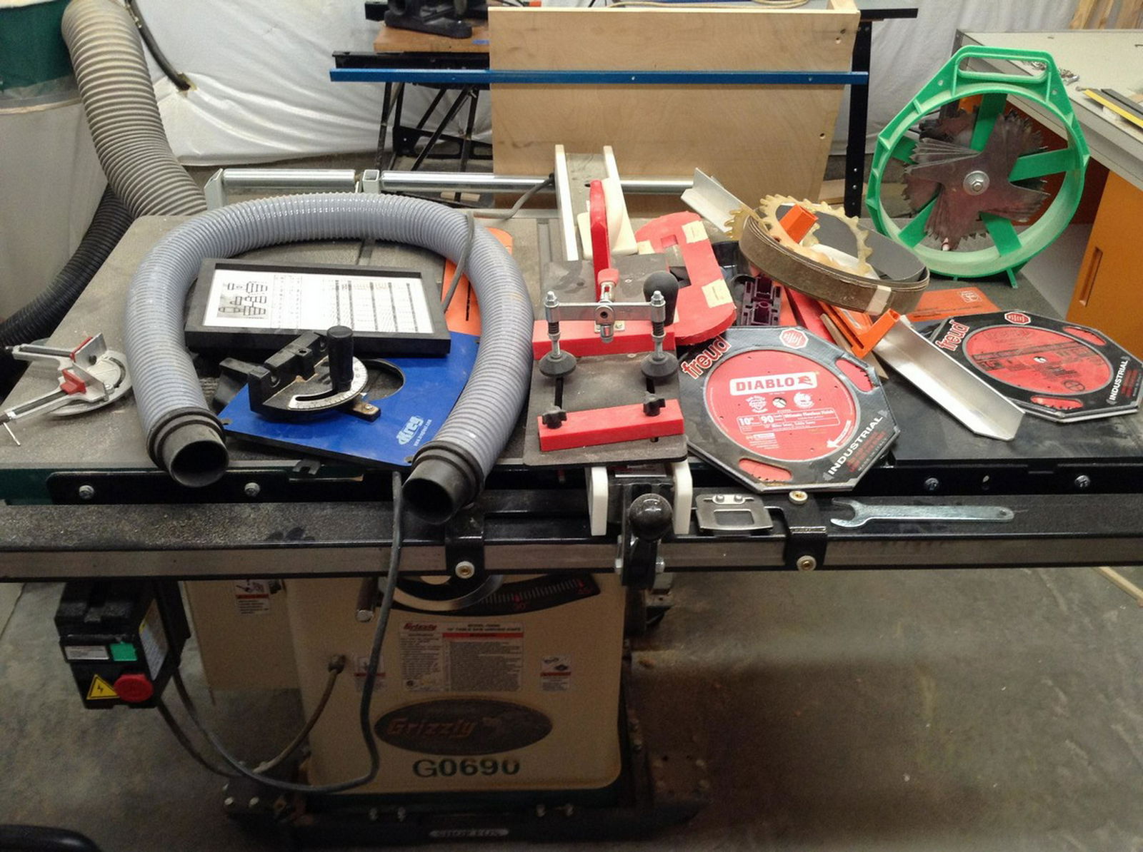 grizzly 10 inch table saw and attachments (1 of 1)