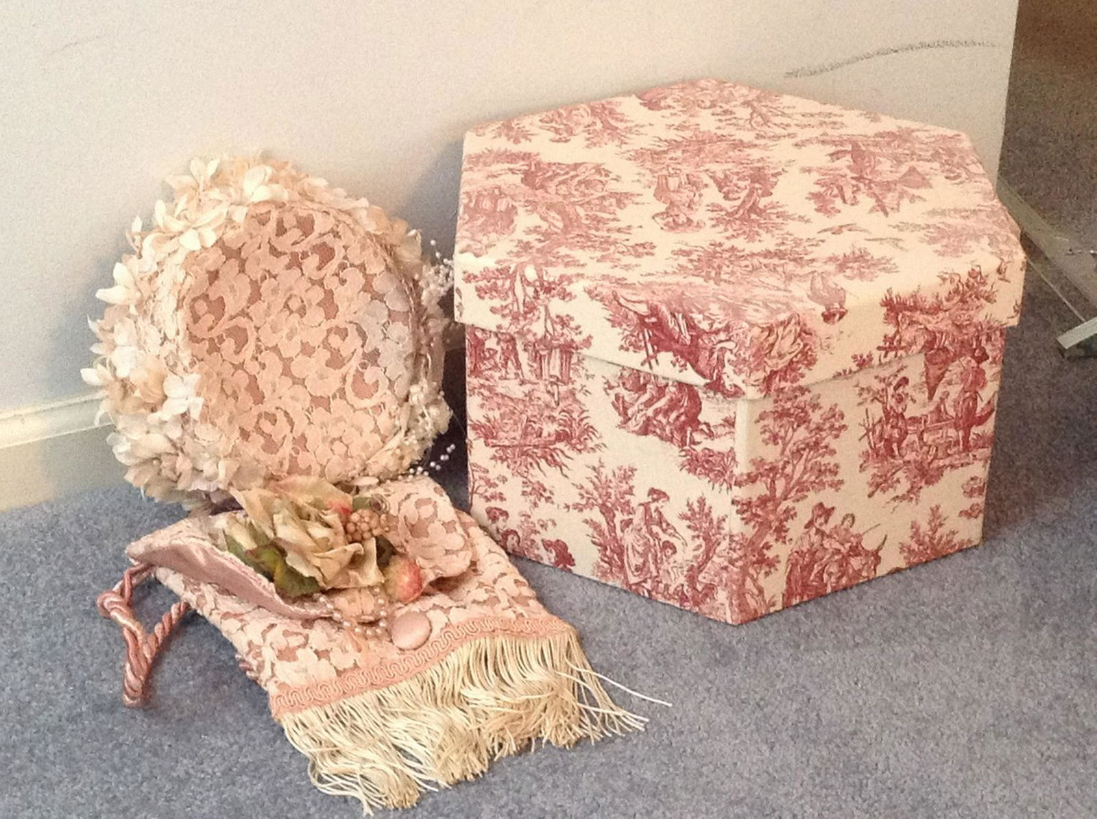 vintage hat and purse with matching hat box: vintage hat and purse with matching hat box