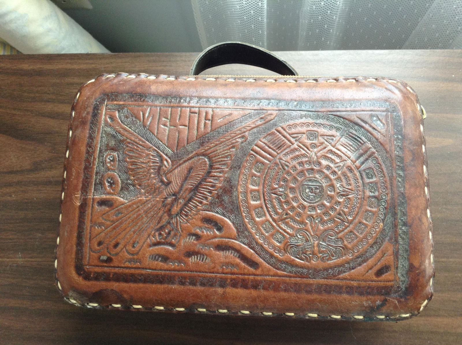 hand tooled travel box leather (1 of 1)
