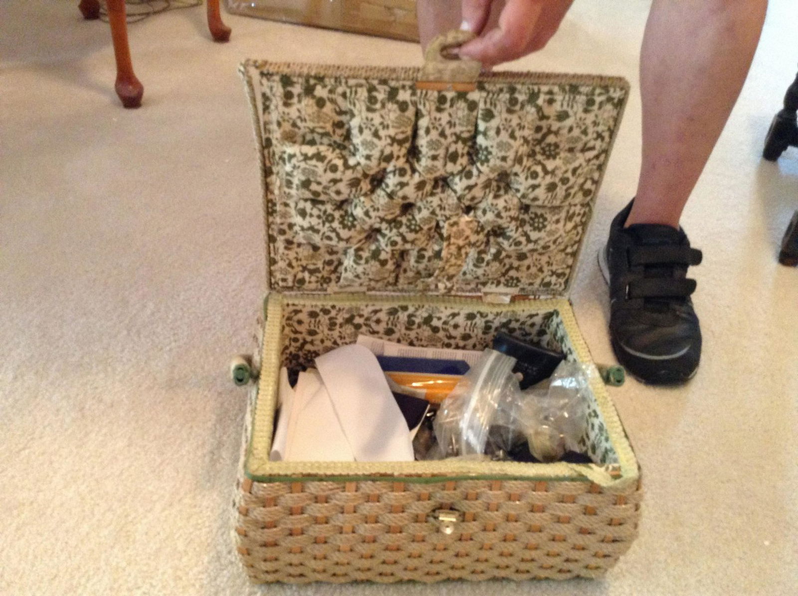 vintage sewing box with contents (1 of 1)