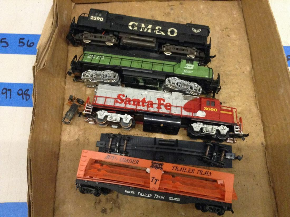 lot of three HO train engine and train car (1 of 1)