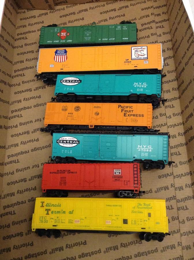 lot of 7 HO train cars (1 of 1)