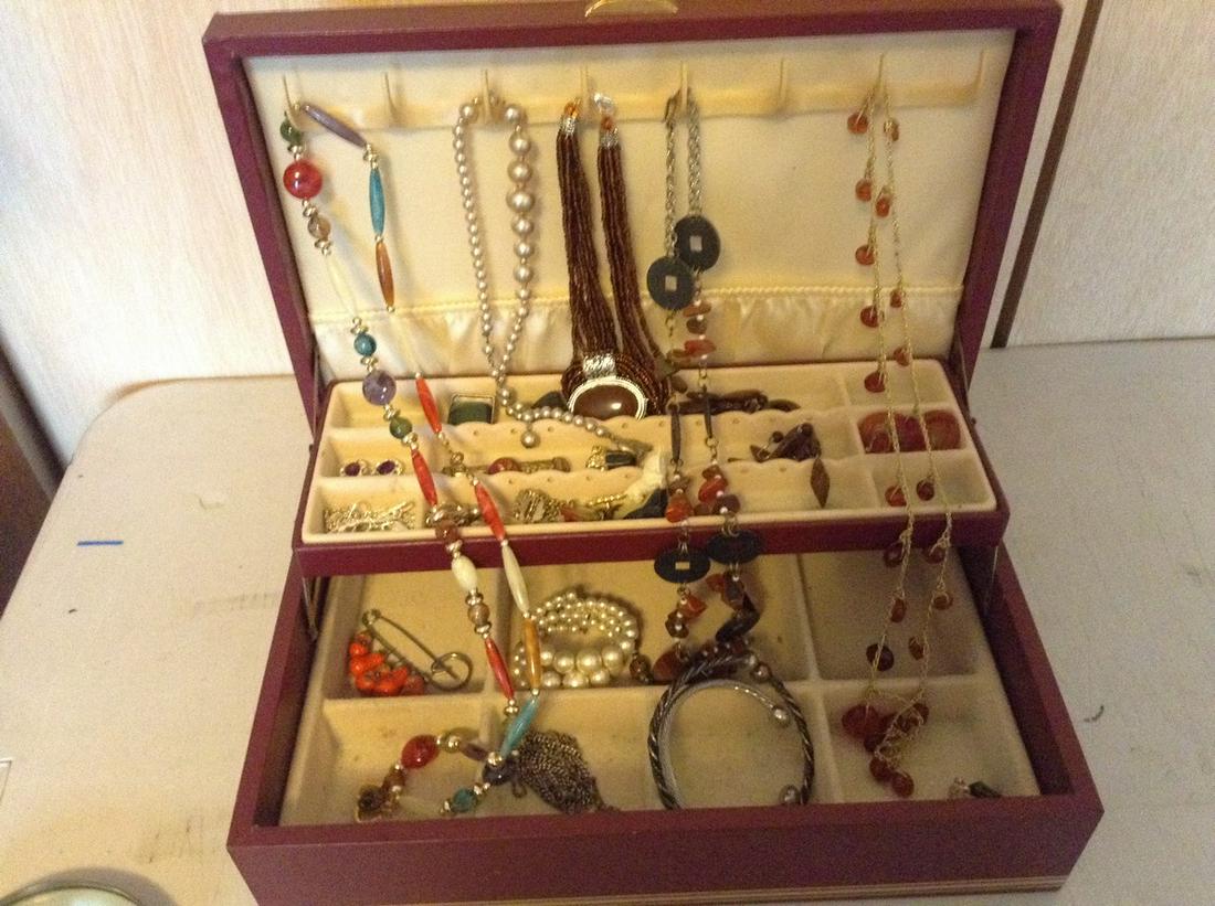 jewelry box fulled with vintage jewelry: jewelry box fulled with vintage jewelry