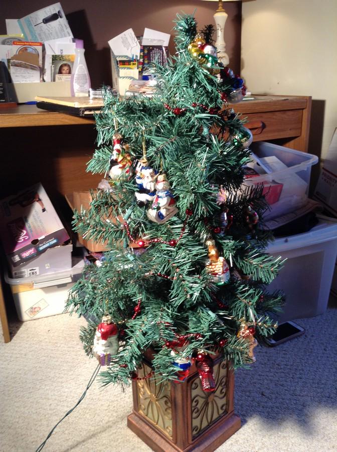 36" pre lite Christmas Tree: with many glass ornaments