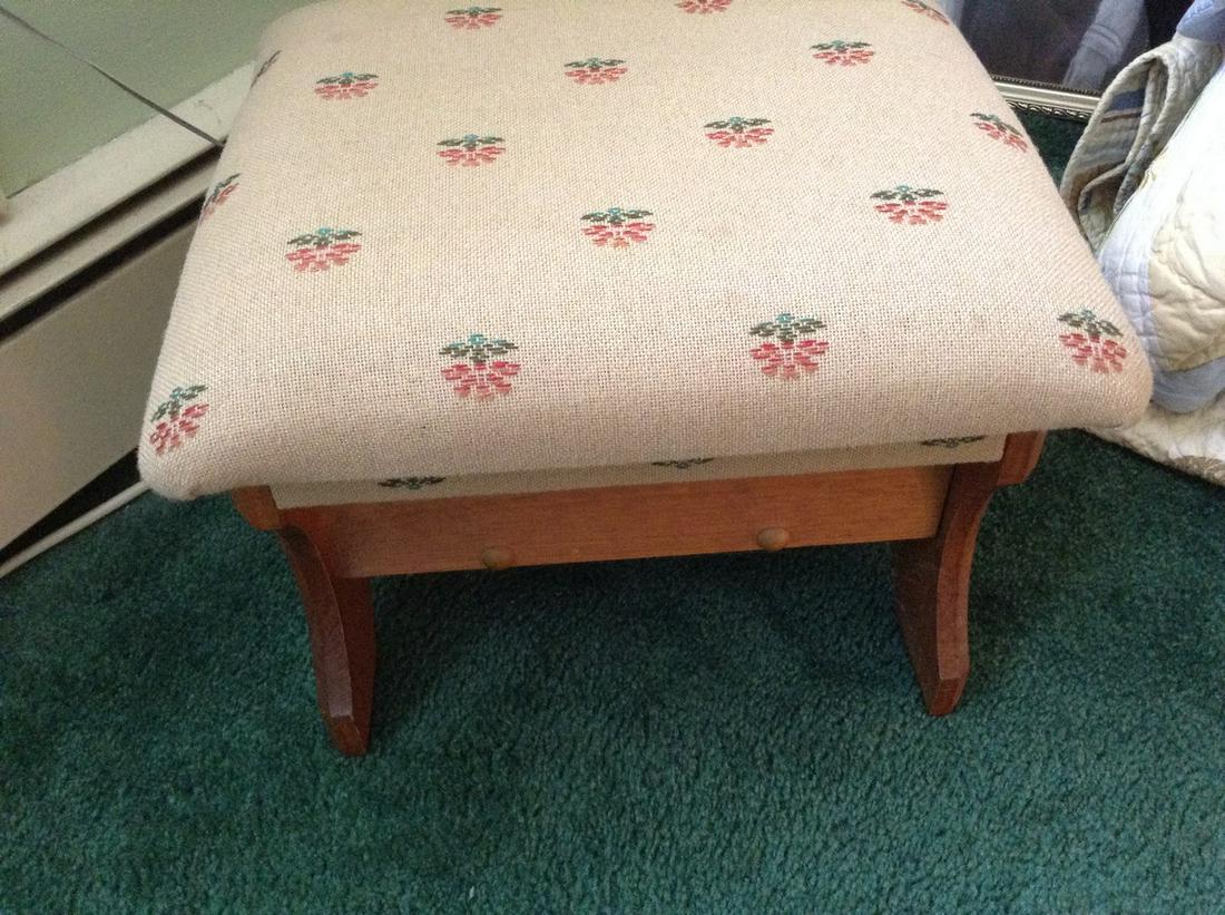 Tiny flip flop sewing bench (1 of 1)