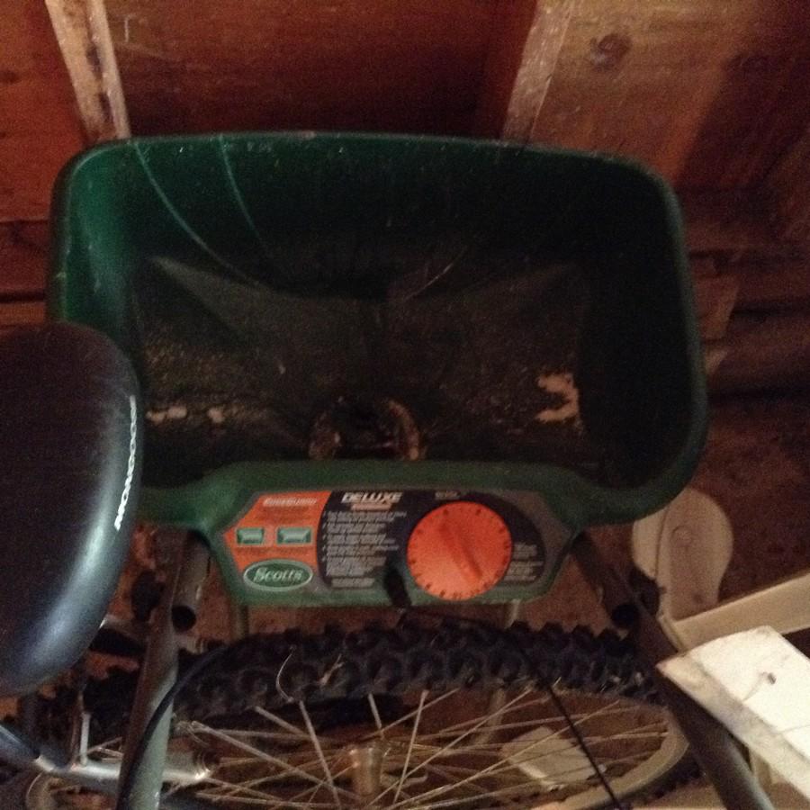Scotts seed spreader (1 of 1)