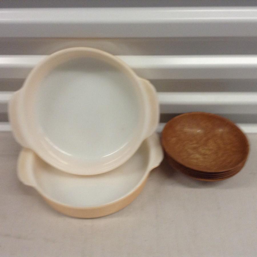 lot of two Pyrex pans and small dishes: lot of two Pyrex pans and small dishes