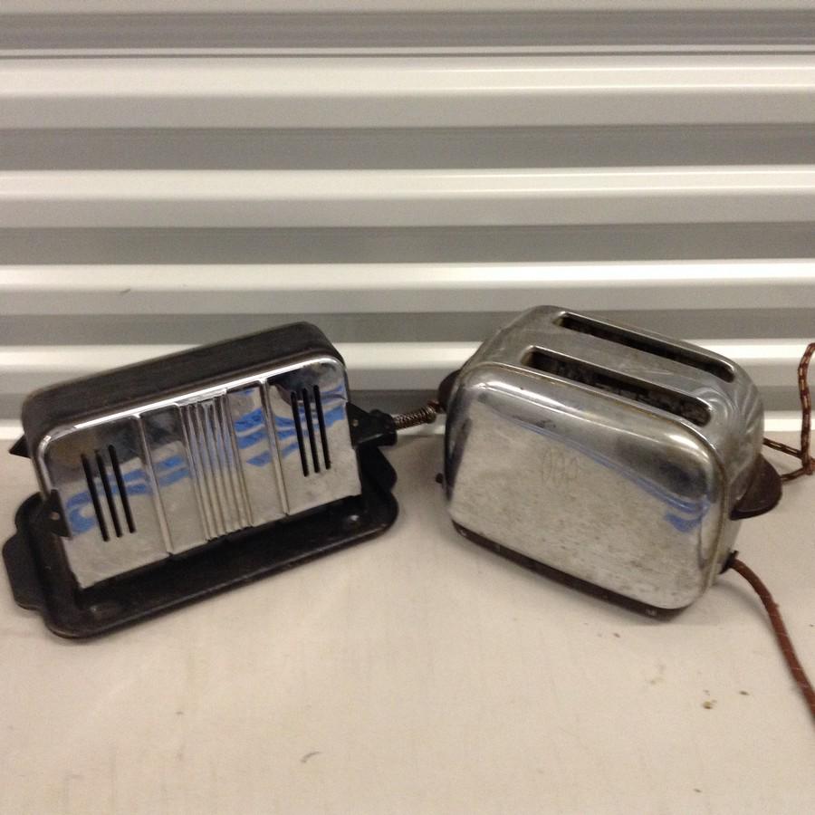 vintage kitchen appliances two toasters: vintage kitchen appliances two toasters
