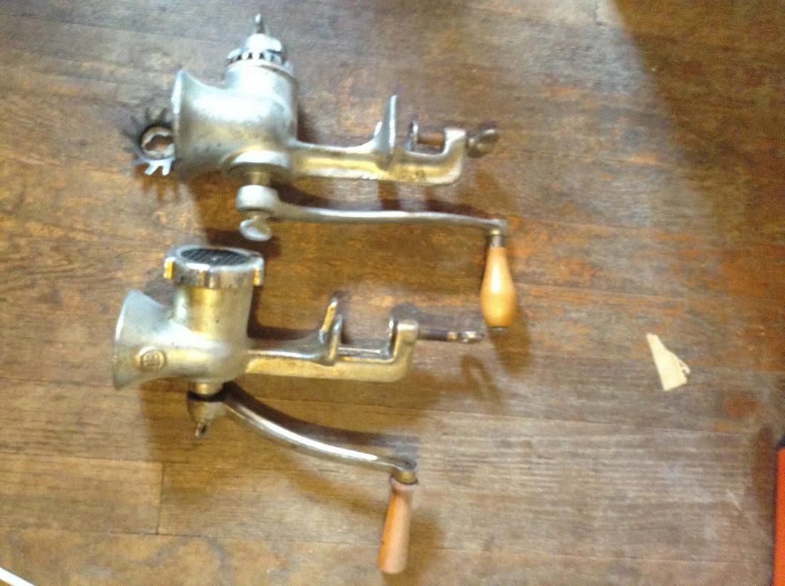 lot of 2 vintage grinders: lot of 2 vintage grinders - Kitchenware