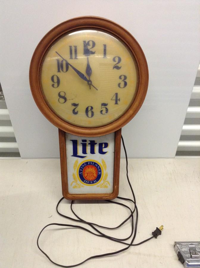 Affine Pilsner Lite Beer clock and light up sign 22x12 (1 of 1)
