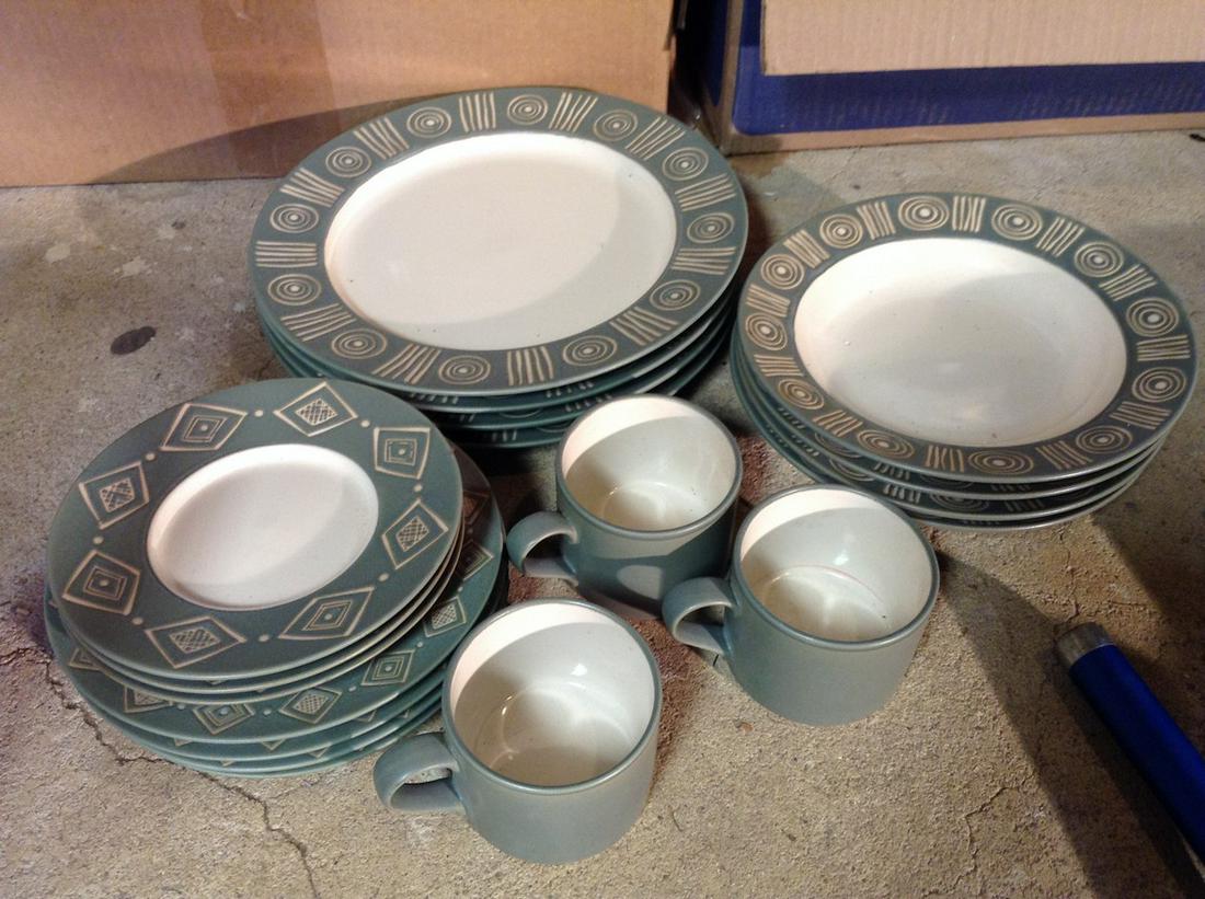 Pottery Barn Plate Set Oct 23 2019 Emanon Auctions And Estate