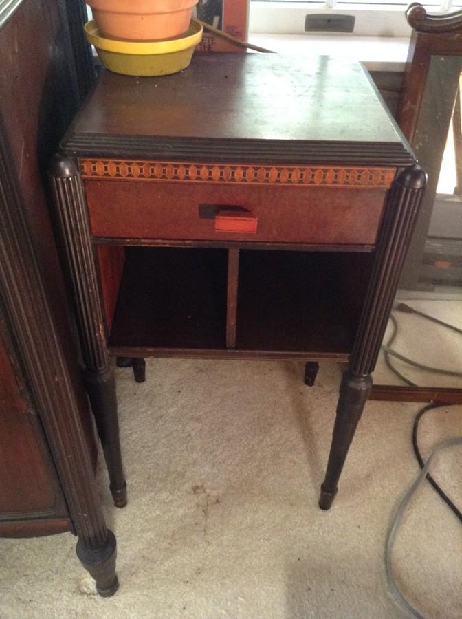Art Deco end table (1 of 1)