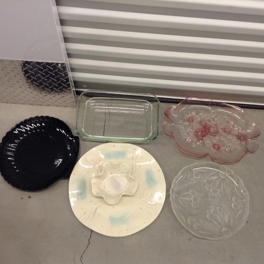 lot of platters and Pyrex: lot of platters and Pyrex