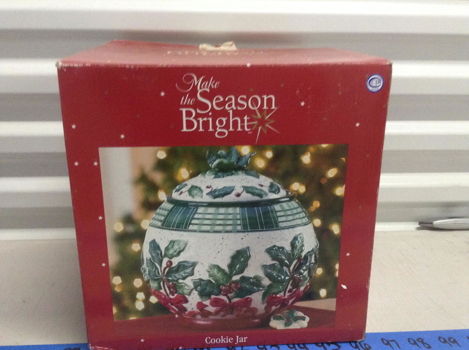 Christmas cookie jar new in the box (1 of 1)