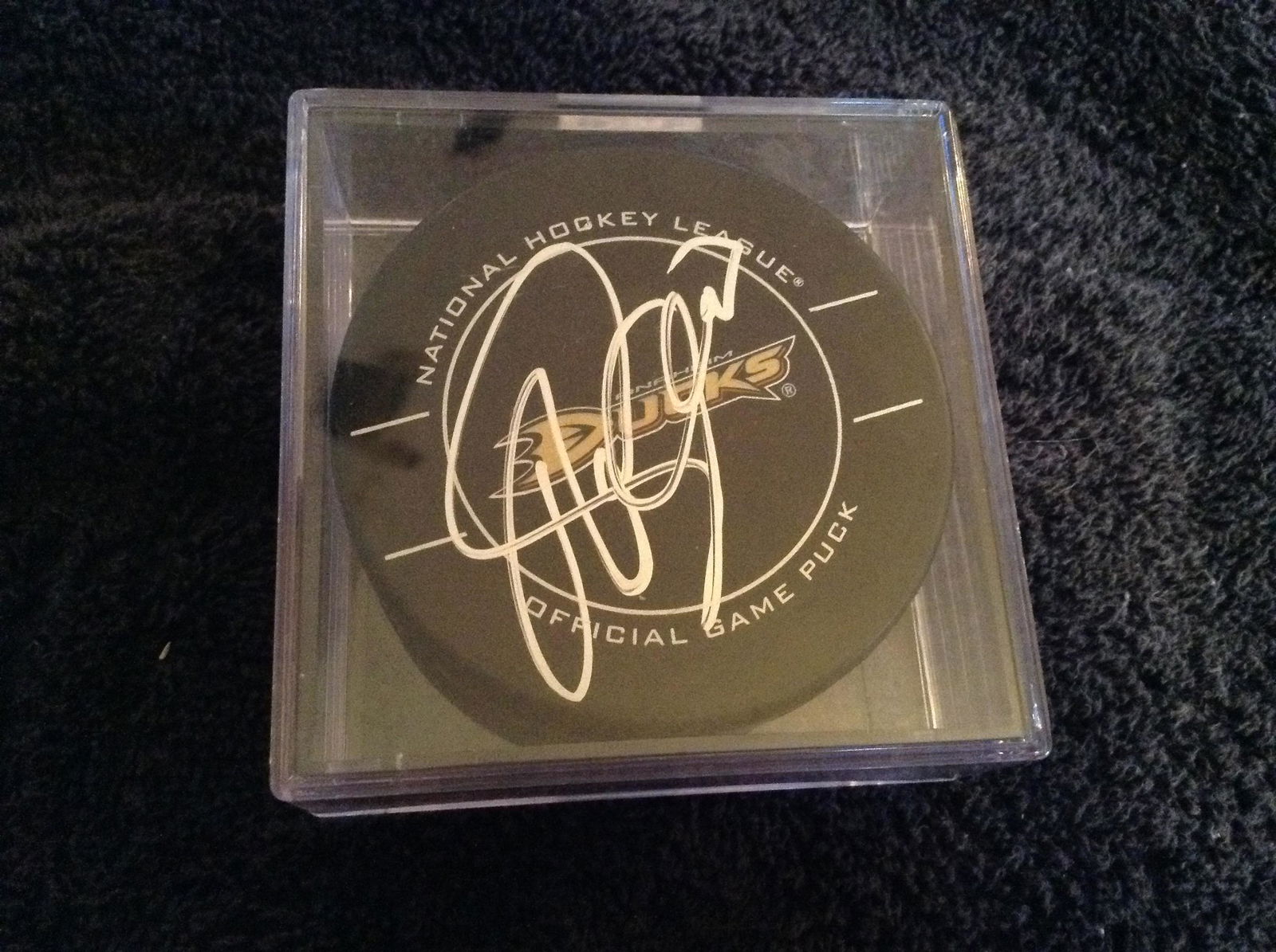 Anaheim Ducks Teemu Selanne singed hockey puck (1 of 1)