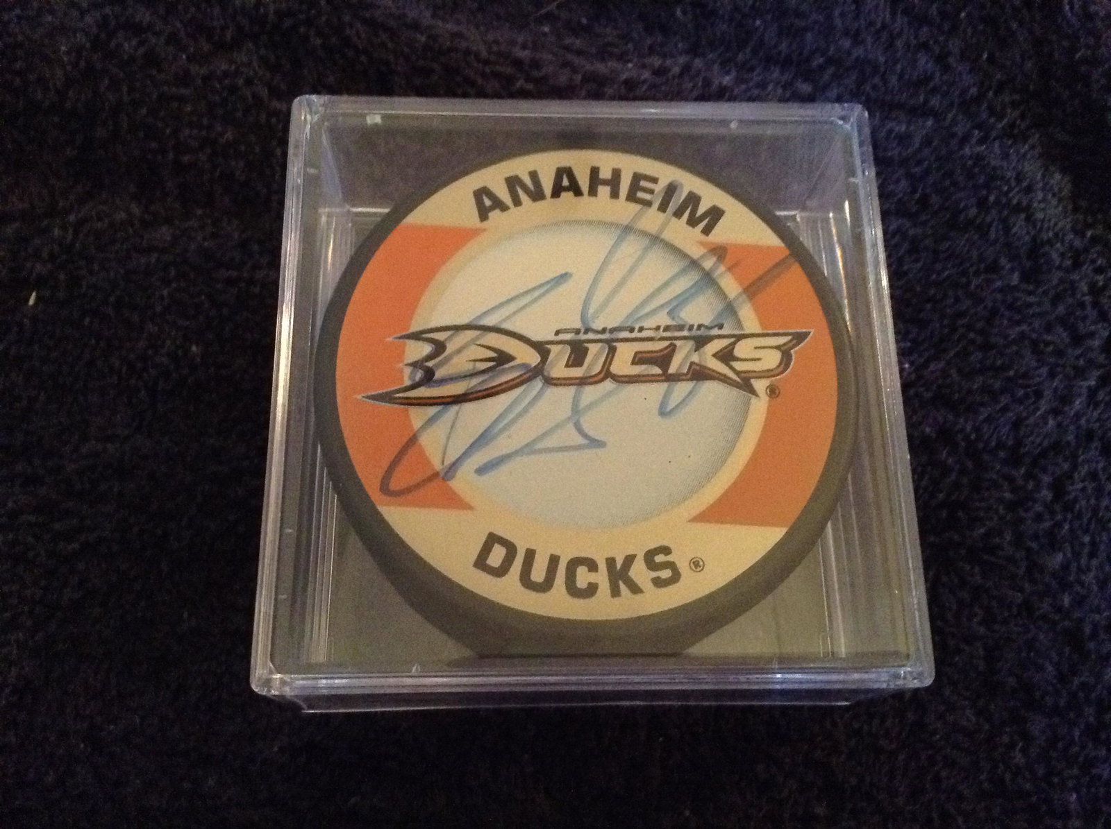 Anaheim Ducks Ryan Getzlaf #15 signed hockey puck: Anaheim Ducks Ryan Getzlaf #15 signed hockey puck