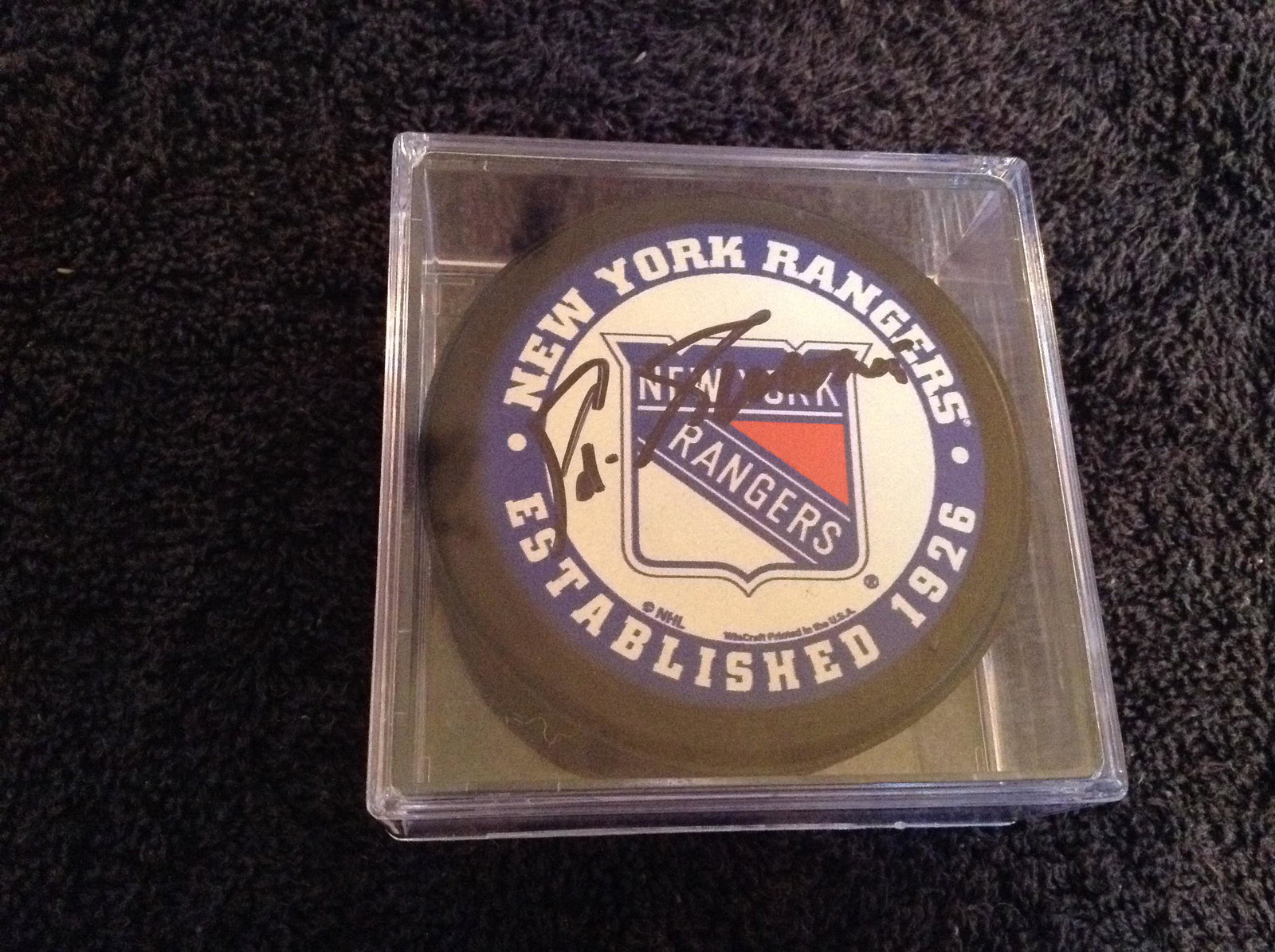 New York Rangers Eddie Giacomin signed hockey puck: New York Rangers Eddie Giacomin signed hockey puck