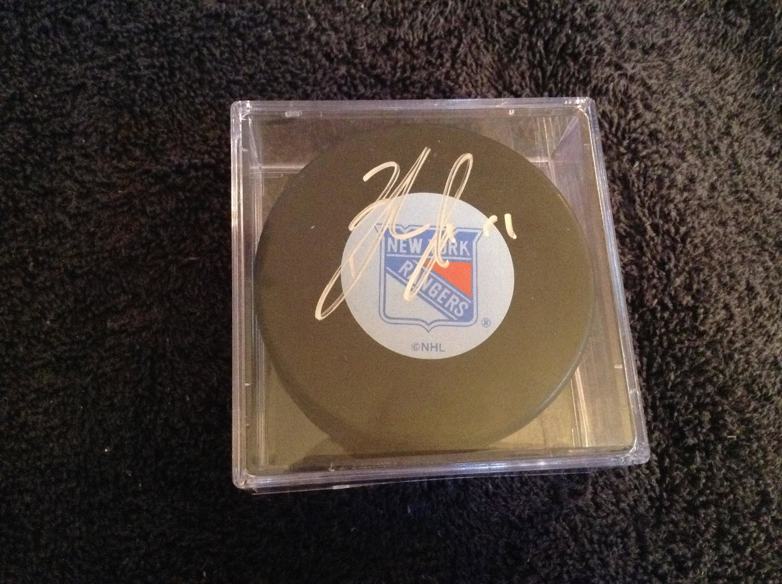 New York Rangers Brad Richards signed hockey puck: New York Rangers Brad Richards signed hockey puck