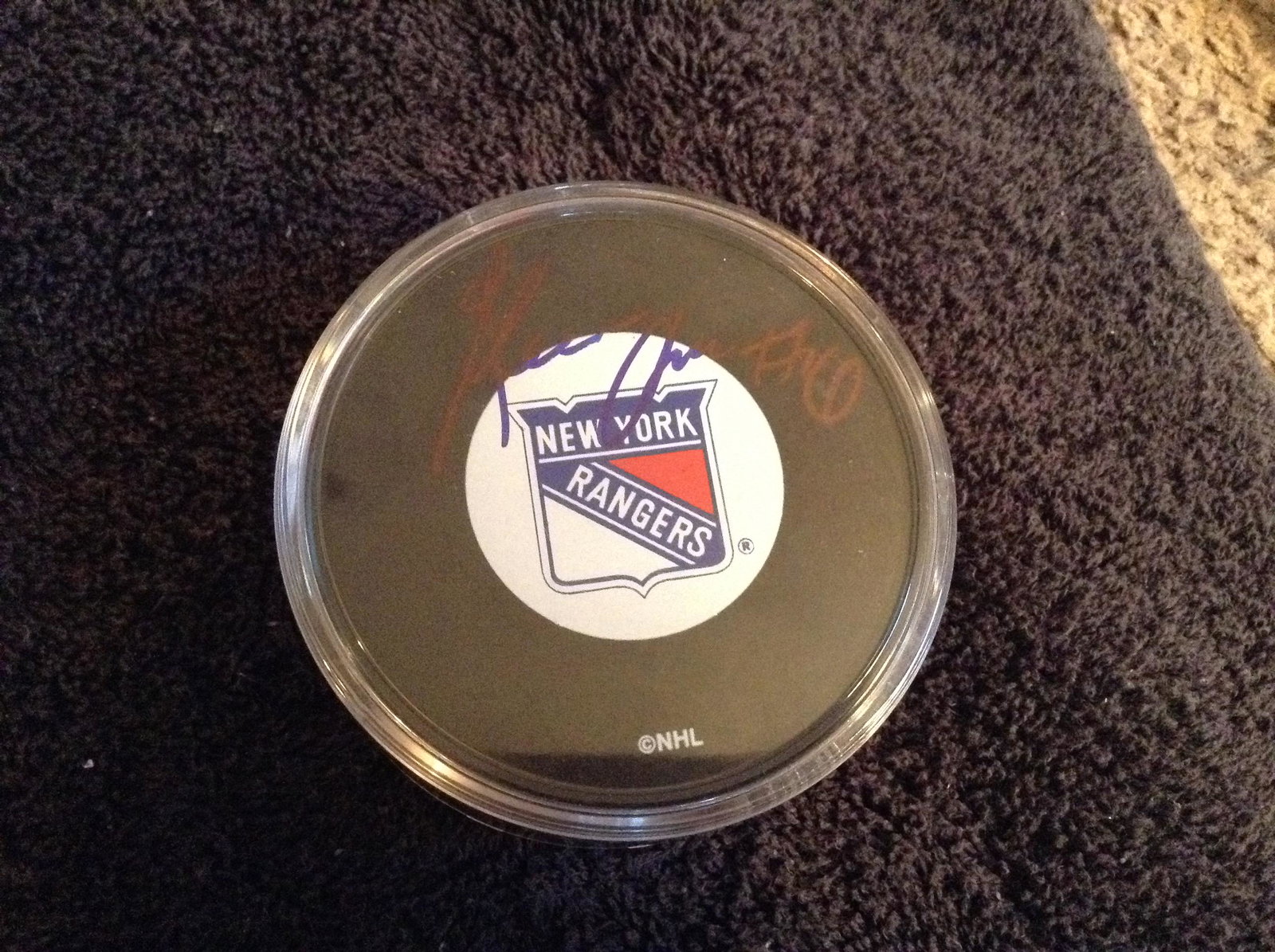 New York Rangers Glenn Anderson signed hockey puck: New York Rangers Glenn Anderson signed hockey puck