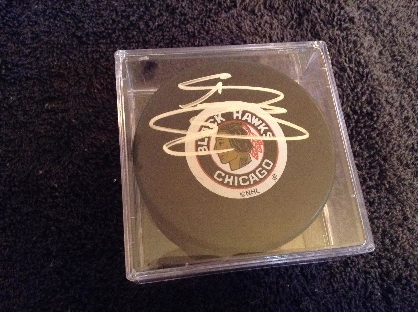 Chicago Black Hawks Kris Versteeg signed hockey puck (1 of 1)
