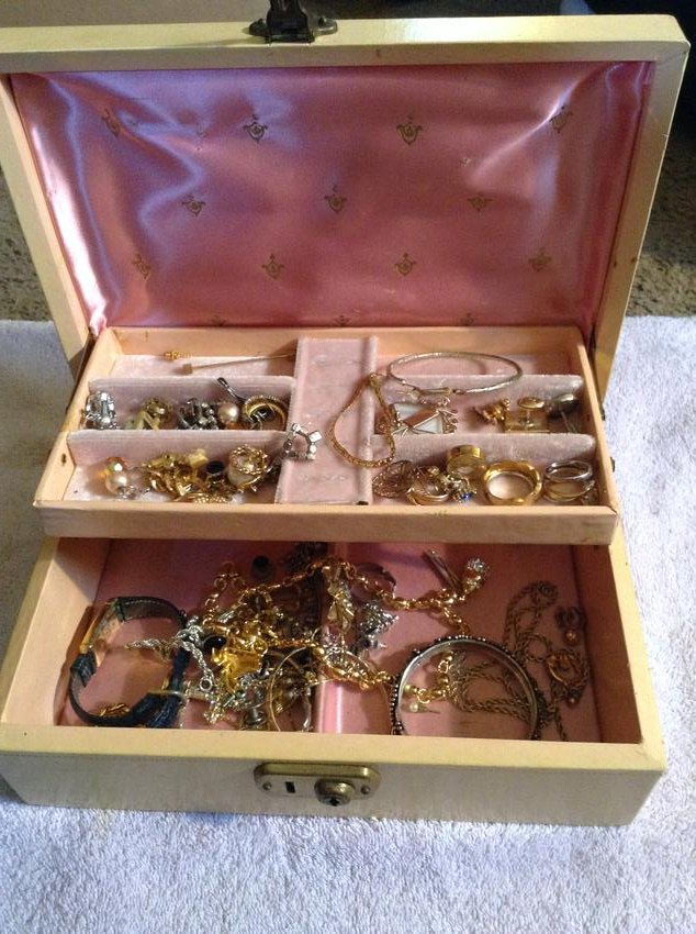lot of vintage jewelry and jewelry box: lot of vintage jewelry and jewelry box