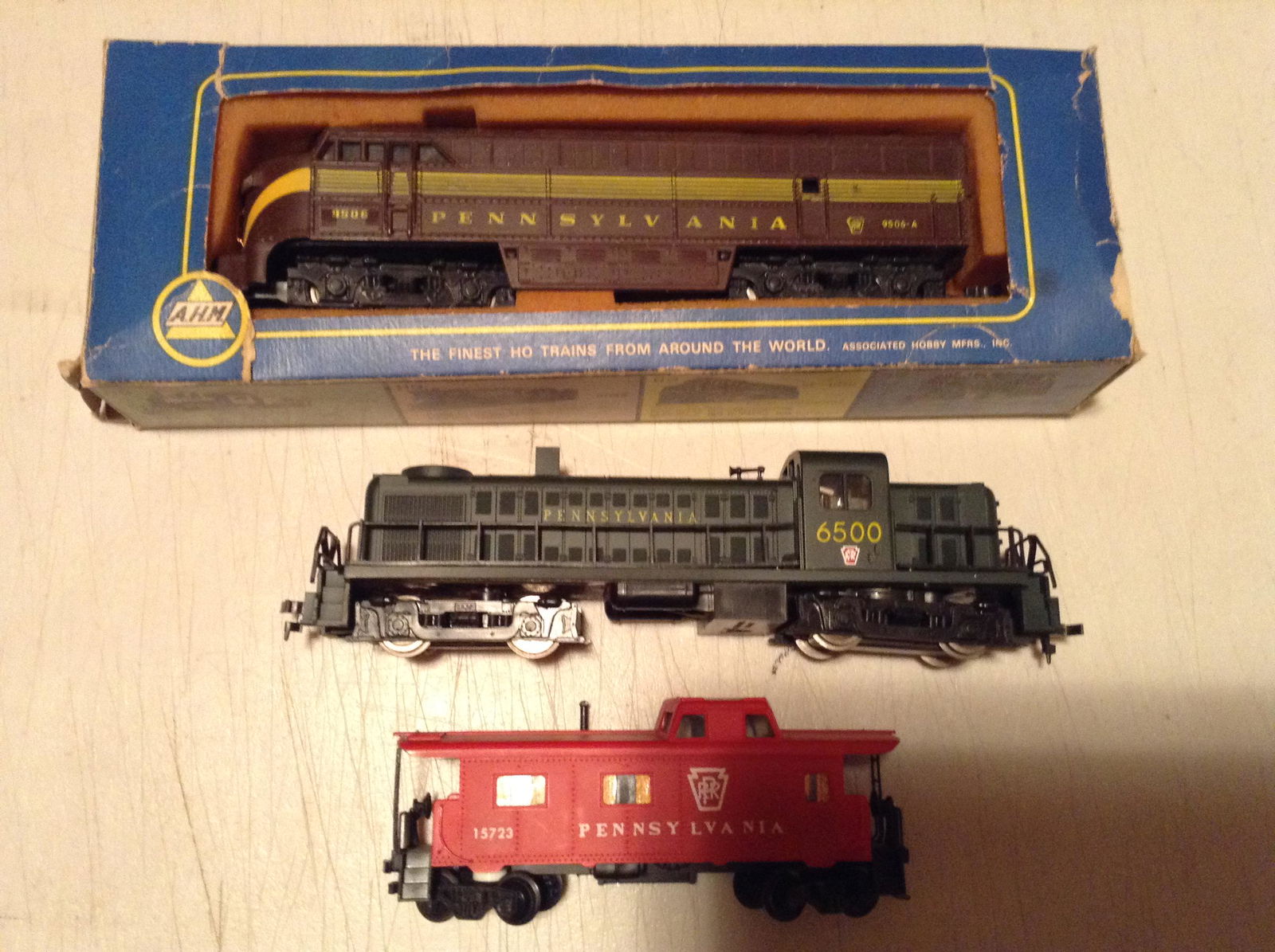 lot of two power united and HO train, power units work (1 of 1)
