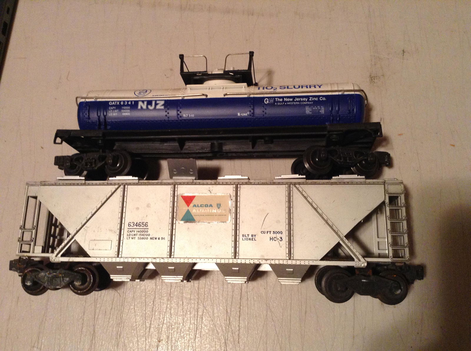 lot of two Lionel O gauge train cars (1 of 1)