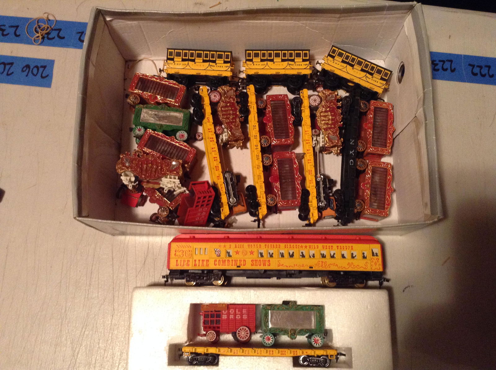 lot of HO gauge Circus Train Cars (1 of 1)