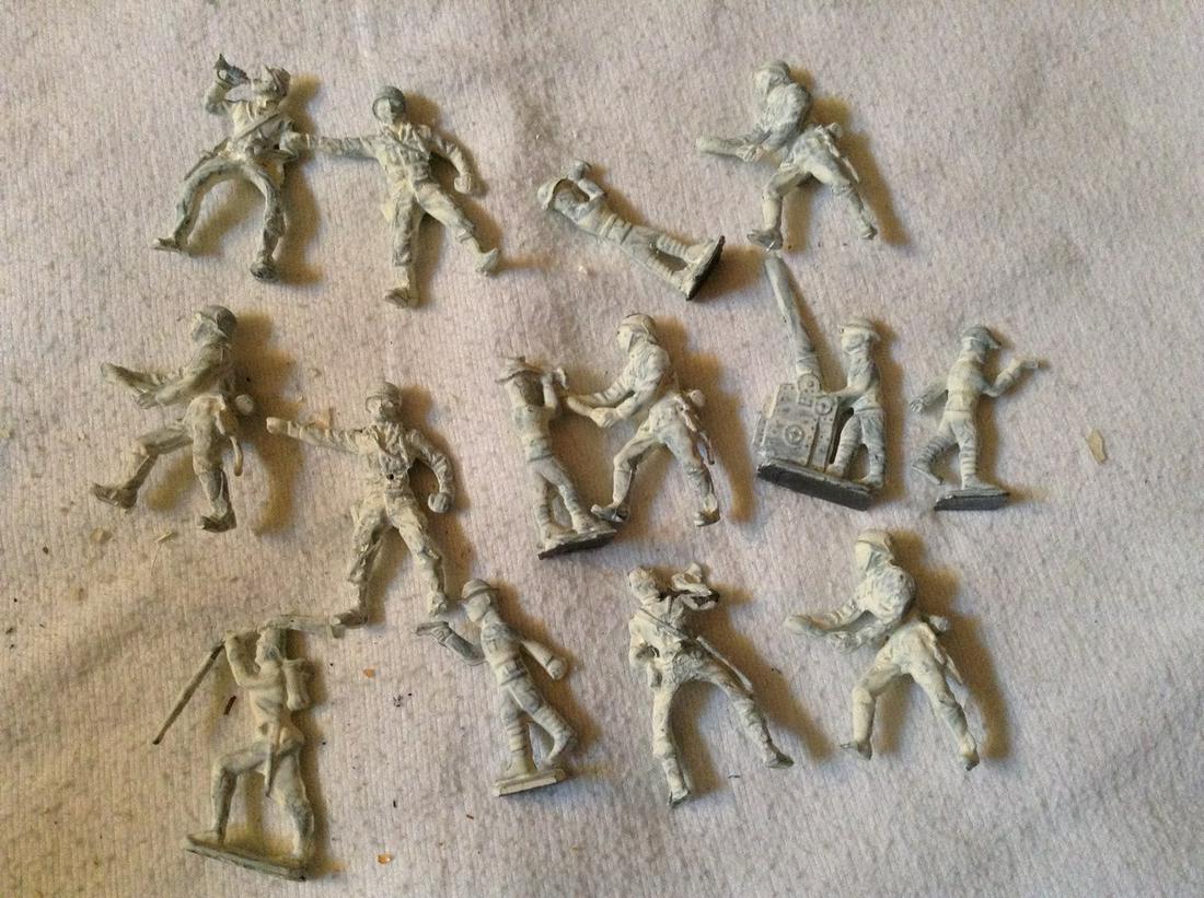 lot of 14 lead soldiers (1 of 1)