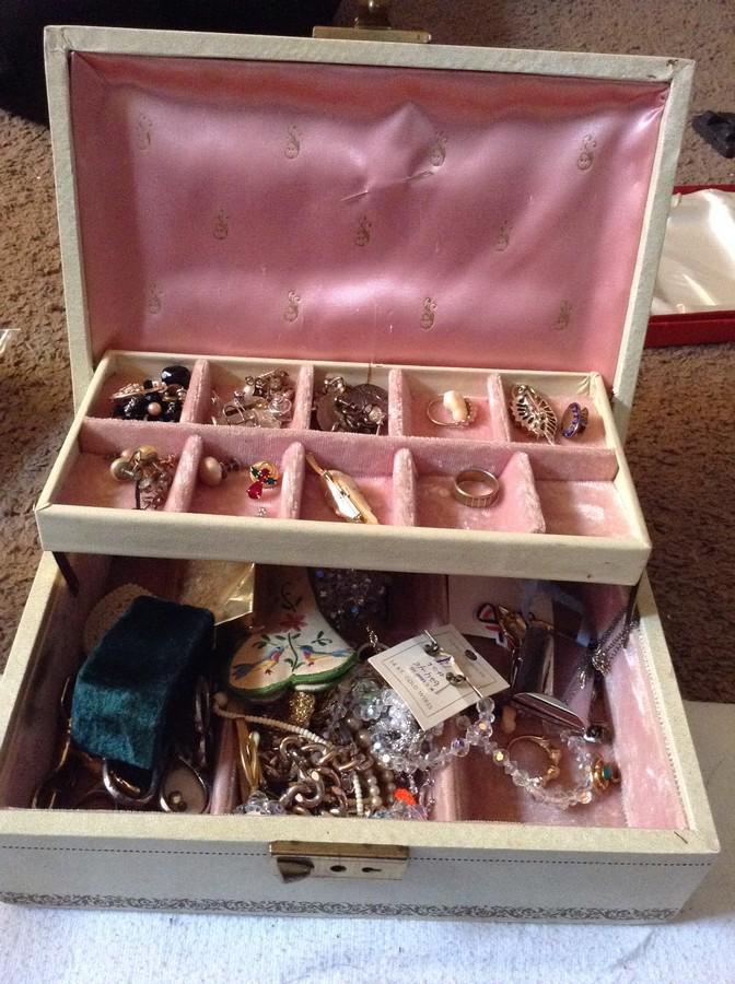 lot of vintage jewelry with jewelry box: lot of vintage jewelry with jewelry box