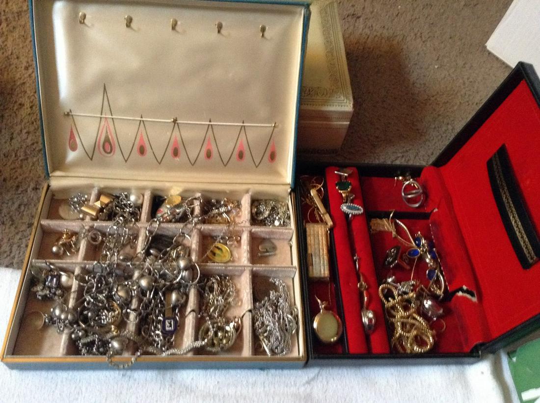 lot of vintage jewelry with jewelry box: lot of vintage jewelry with jewelry box