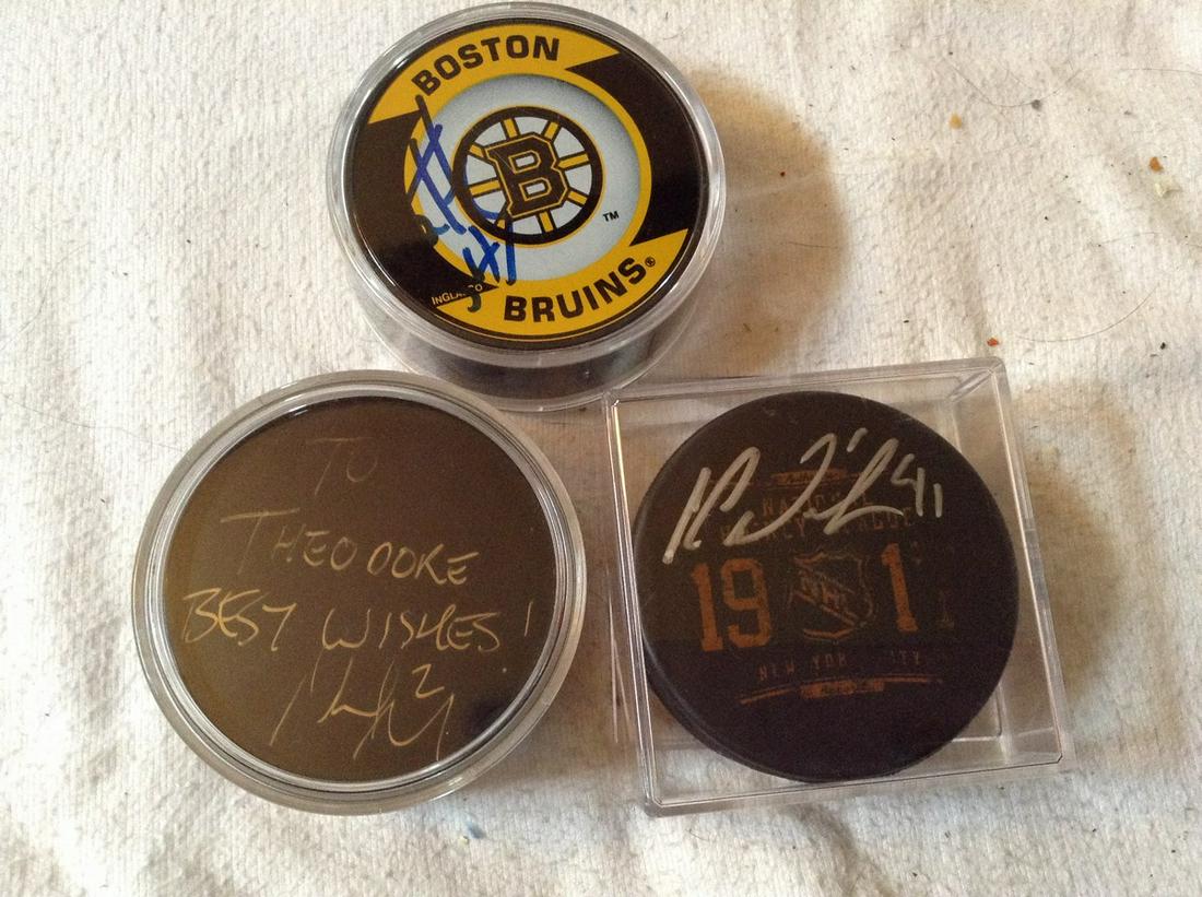 lot of three NHL hockey pucks signed: lot of three NHL hockey pucks signed