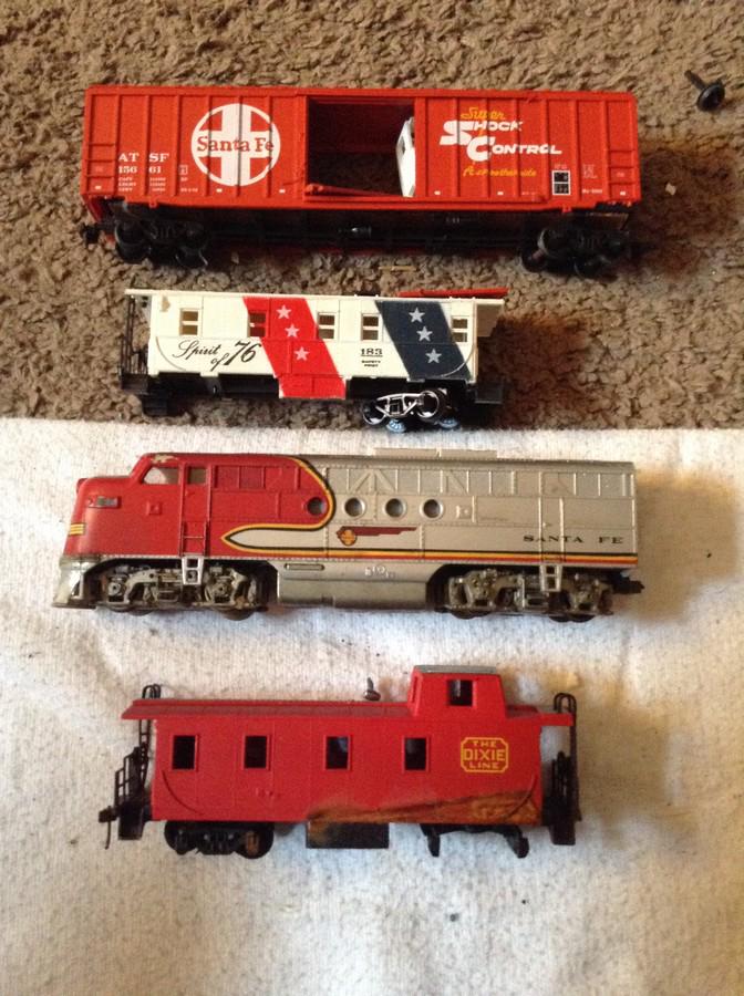 lot of three ho train cars and Ho train engine (1 of 1)
