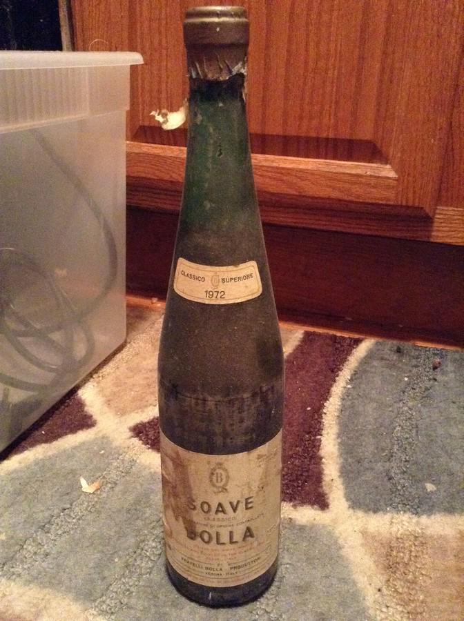 1972 Soave Bolla Italian Dry White Wine 1 pint 8 ounces: 1972 Soave Bolla Italian Dry White Wine 1 pint 8 ounces (V)