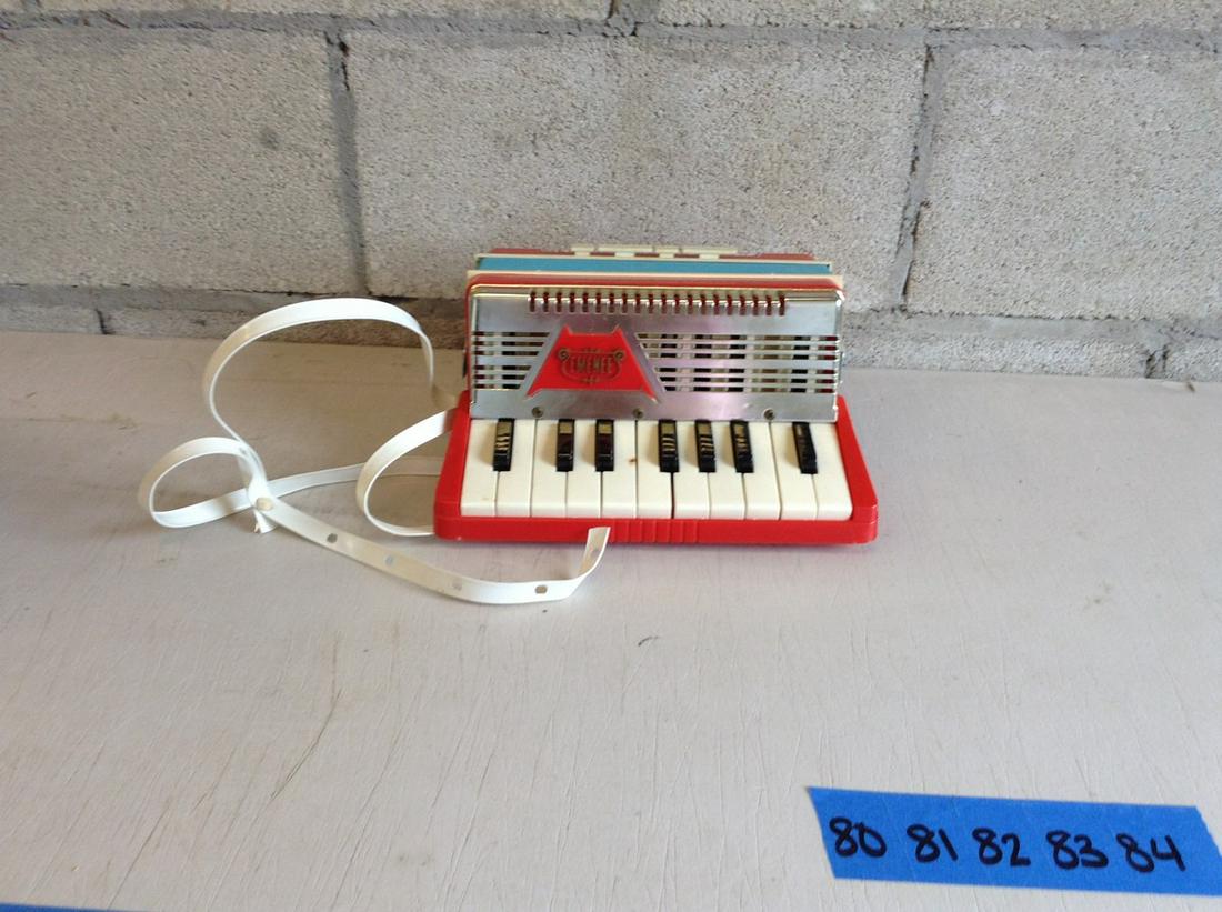 Emenee vintage toy accordion: Emenee vintage toy accordion