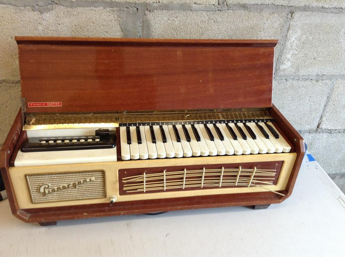 Farfisa table top organ made in Italy: Farfisa table top organ made in Italy