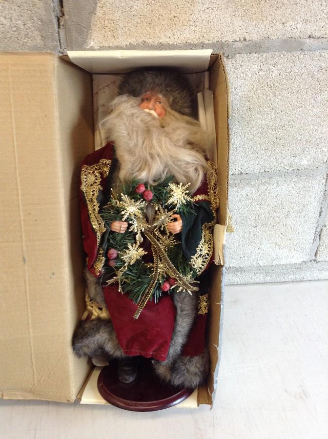 Santa statue: Santa statue