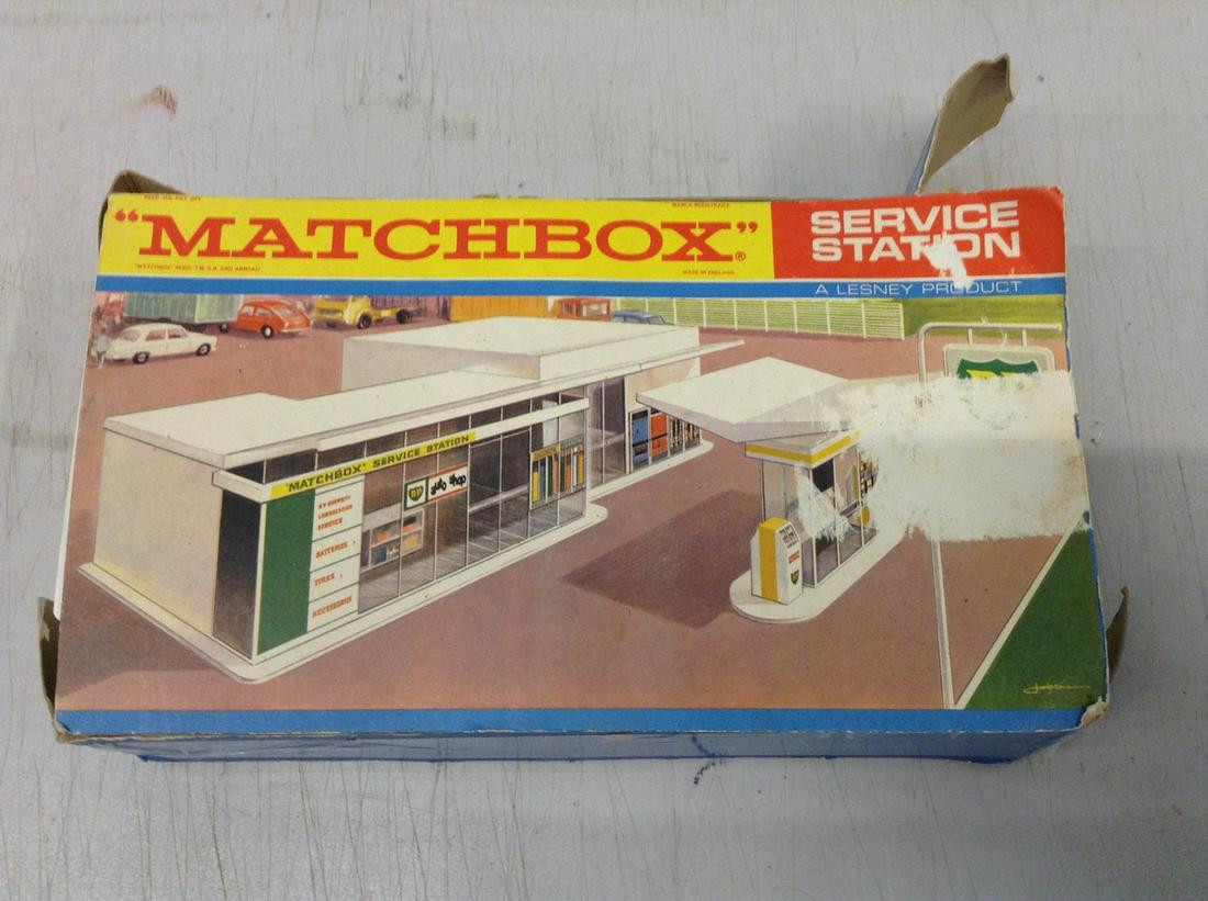 Matchbox service station Lesney in box: box has damage