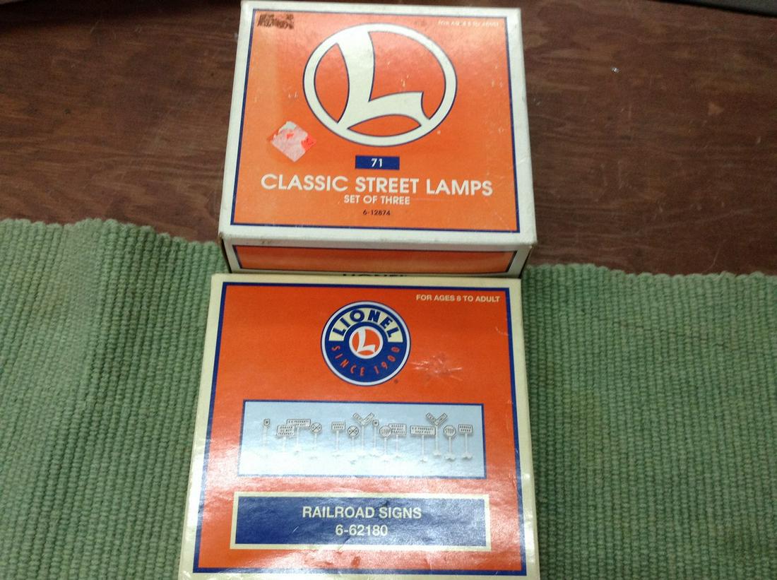 2 Lionel road signs/street lamps inbox (1 of 1)